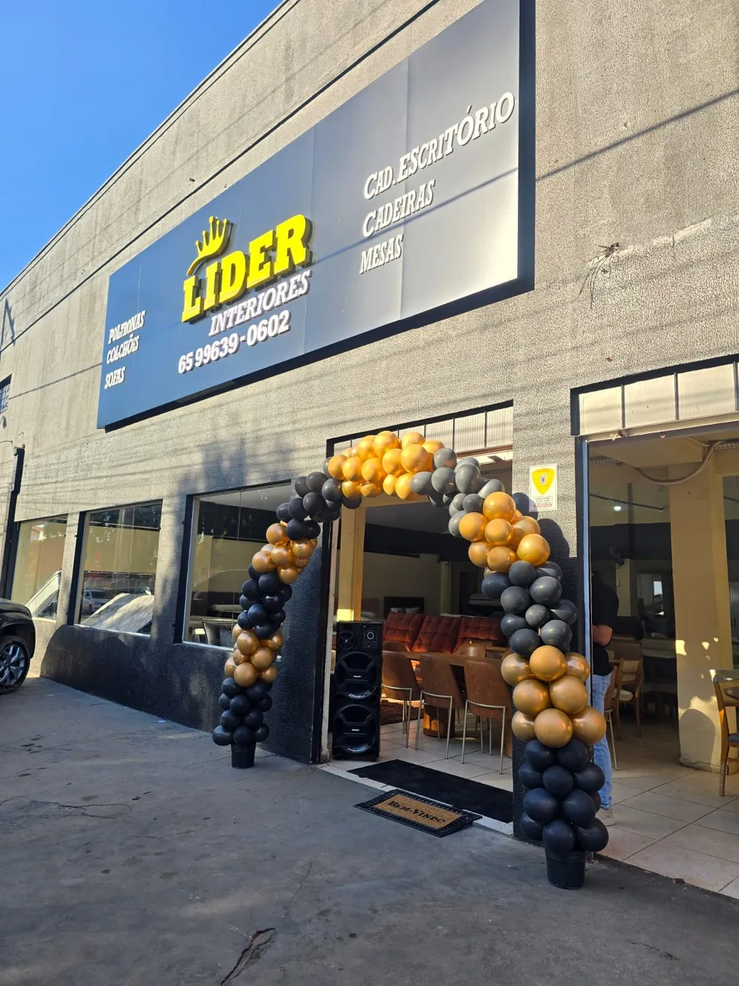 Entrada da Líder Interiores com o letreiro e mesas e cadeiras expostas no salão